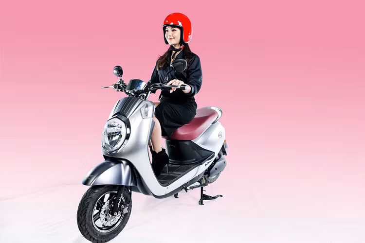 Tại thị trường xe máy điện Việt Nam, Anbico Diamond sẽ được bán với 5 màu khác nhau gồm đỏ, trắng, bạc, xanh lam và xanh ngọc. Giá bán lẻ đề xuất của mẫu xe này là 13,8 triệu đồng. Đi kèm với Anbico Diamond là chế độ bảo hành 3 năm với động cơ điện và các hạng mục khác bảo hành theo sổ đi kèm theo xe.