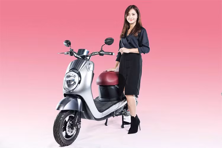 Anbico Diamond cũng được chú trọng hơn tới tính tiện dụng. Hộc để đồ phía trước có khả năng để được chai nước, điện thoại di động hoặc kính, khẩu trang. Móc treo đồ phía trước tiện lợi giúp người lái không phải mở yên xe khi treo các đồ vật nhỏ. Đặc biệt, giống nhiều dòng xe tay ga cao cấp, chiếc xe được trang bị cổng sạc USB để sạc các thiết bị di động...