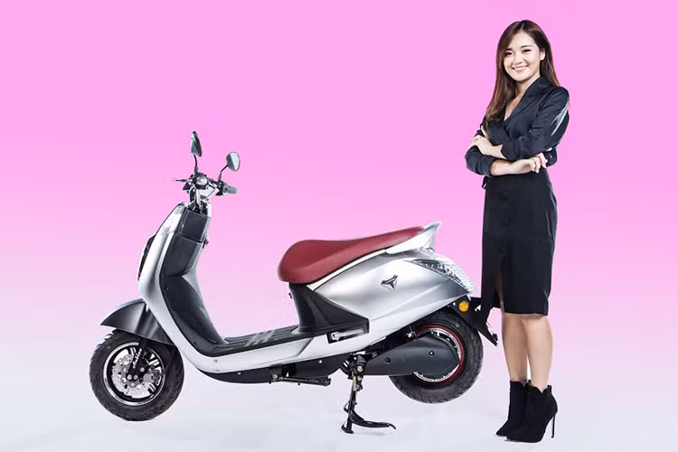 Anbico Diamond sở hữu cụm đèn hậu kết hợp với 2 đèn xi-nhan sau tạo thành hình thác nước nổi bật. Thiết kế xi-nhan tích hợp vào chóa đèn hậu cũng loại bỏ nhược điểm gãy xi nhan của các dòng xe điện có xi-nhan rời trên thị trường. Bảng đồng hồ với màn hình hiển thị hình tròn dễ quan sát, hiển thị đầy đủ các thông số cần thiết.