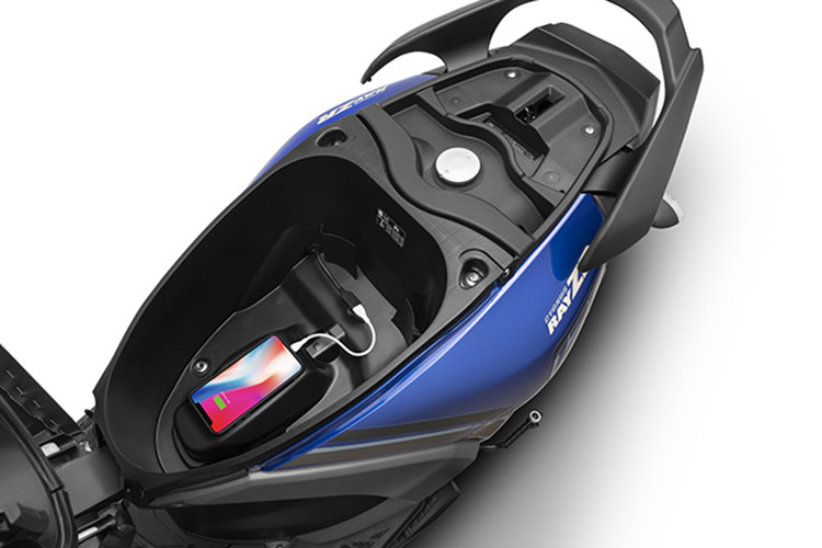 Ngoài móc treo đồ đầu xe thì cốp chứa đồ 21 lít phía dưới yên xe cũng đem tới cho người sử dụng RayZR 125 Fi Hybrid 2024 nhiều tiện lợi khi dùng như sạc thiết bị di động, cốp lớn đủ mũ bảo hiểm hay đồ cá nhân... 