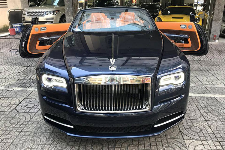 Chiếc siêu xe sang Rolls-Royce Dawn mui trần chỉ có duy nhất 1 chiếc được đưa về Việt Nam vào năm 2016, mới đây đã được công ty nhập khẩu tư nhân xe sang có tiếng tại quận 5, TP HCM cho lên xe chuyên dụng để bàn giao cho khách hàng sau khoảng 2 năm chờ khách.
