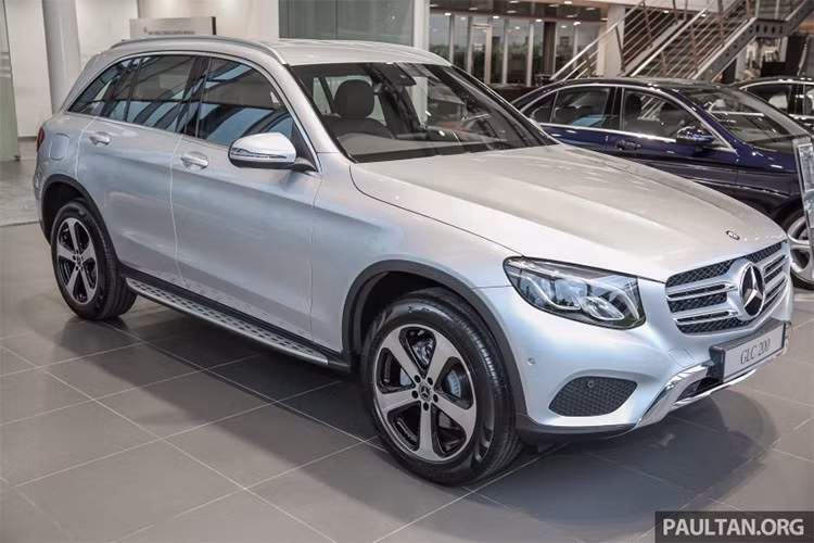 Sau thành công của hai phiên bản SUV Mercedes-Benz GLC 250 &amp; GLC 300 4Matic Mercedes-Benz Việt Nam tiếp tục ra mắt phiên bản Mercedes-Benz GLC 200 mới với mức giá rẻ hơn, nhằm giúp cho người tiêu dùng Việt Nam dễ dàng tiếp cận được dòng xe SUV sang trọng đang bán chạy nhất trên thị trường của thương hiệu ôtô Đức.