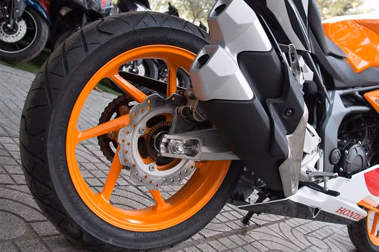 Khung gầm bằng thép trên Honda CBR250RR phát triển hoàn toàn mới, cứng cáp và linh hoạt hơn so với đời cũ. Bản Repsol dùng yên dạng solo với tấm ốp. Tuy nhiên, xe vẫn có gác chân cho người ngồi phía sau. Hệ thống ống xả được thiết kế dạng kép mới khá ấn tượng.