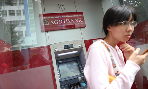 NHNN chỉ đạo các ngân hàng tạm dừng tăng phí ATM - Ảnh: HỮU KHOA