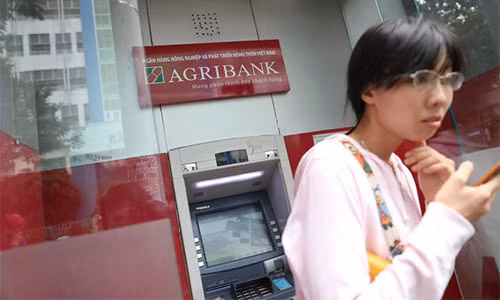 NHNN chỉ đạo các ngân hàng tạm dừng tăng phí ATM - Ảnh: HỮU KHOA