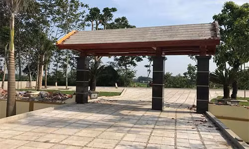 Phần cổng chính đang được đập bỏ.