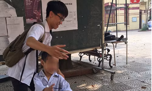 Nguyễn Tuấn Anh, học sinh lớp 12 Trường Trần Phú, Hà Nội, chơi bóng với Nguyễn Văn Phú, 9 tuổi, một bệnh nhân Thalassemia - Ảnh: L.ANH