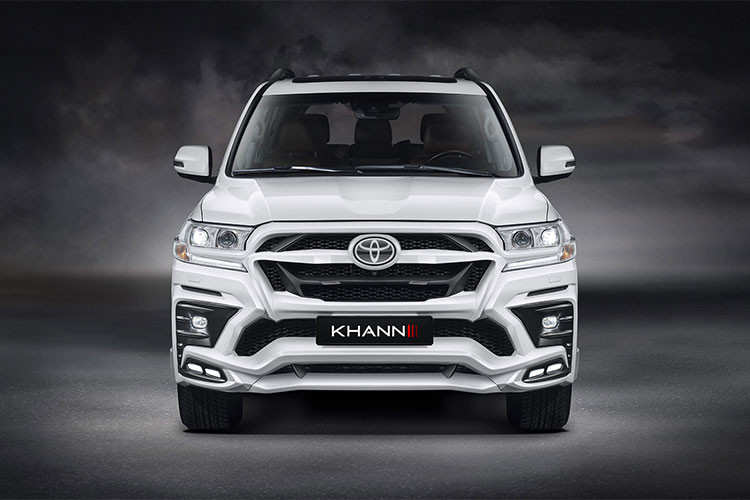 Theo KHANN Car Design, bộ bodykit lắp đặt trên Toyota Land Cruiser, bao gồm cản trước được thiết kế góc cạnh với những đường gân nổi kết hợp cùng lưới tản nhiệt. Cánh gió gắn phía sau đuôi xe, hốc gió trên nắp capô, cùng 3 tùy chọn mâm xe cỡ lớn được thiết kế khác nhau.