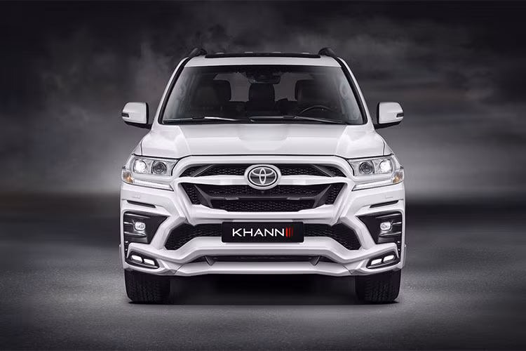 Theo KHANN Car Design, bộ bodykit lắp đặt trên Toyota Land Cruiser, bao gồm cản trước được thiết kế góc cạnh với những đường gân nổi kết hợp cùng lưới tản nhiệt. Cánh gió gắn phía sau đuôi xe, hốc gió trên nắp capô, cùng 3 tùy chọn mâm xe cỡ lớn được thiết kế khác nhau.