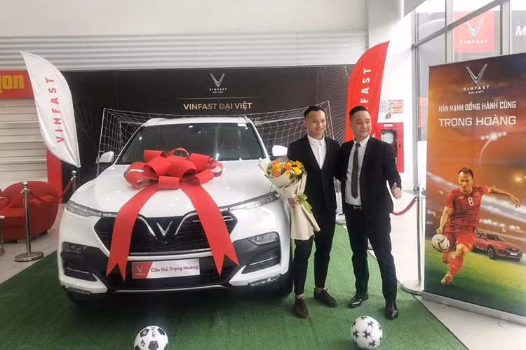 Tien ve Trong Hoang tau VinFast LUX SA2.0, tu 1,29 ty dong-Hinh-3