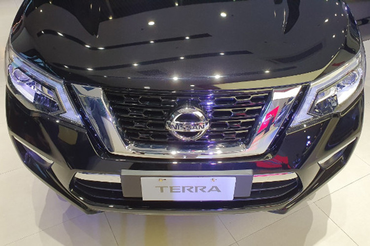 Về thiết kế tổng thể, do chỉ là một phiên bản nâng cấp giữa vòng đời của phiên bản tiền nhiệm nên Nissan Terra 2020 sẽ không có sự thay đổi vào về ngôn ngữ thiết kế và form dáng cơ bản so với thế hệ trước đây. Xe vẫn sở hữu phần đầu với cụm đèn pha có thiết kế góc cạnh, chắn bùn phồng lên và nhiều chi tiết mạ crôm sáng bóng.