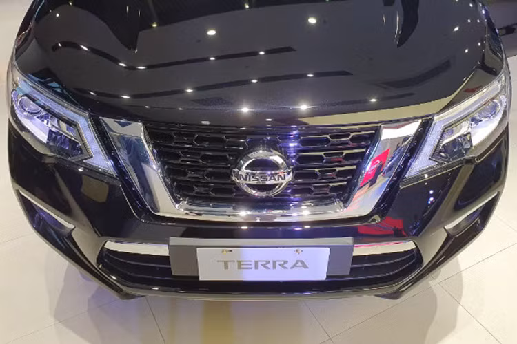 Về thiết kế tổng thể, do chỉ là một phiên bản nâng cấp giữa vòng đời của phiên bản tiền nhiệm nên Nissan Terra 2020 sẽ không có sự thay đổi vào về ngôn ngữ thiết kế và form dáng cơ bản so với thế hệ trước đây. Xe vẫn sở hữu phần đầu với cụm đèn pha có thiết kế góc cạnh, chắn bùn phồng lên và nhiều chi tiết mạ crôm sáng bóng.