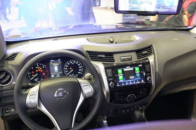 Bên trong nội thất, Nissan Terra 2020 tiếp tục được bảo tồn nguyên khoang nội thất trên phiên bản trước. Sự nâng cấp trên phiên bản 2020 chỉ đến từ việc trang bị thêm hệ thống kết nối điện thoại thông minh qua Android Auto và Apple CarPlay. Ngoài ra, các chi tiết như vô-lăng 3 chấu hình thác nước kèm nút bấm chức năng, đồng hồ công-tơ-mét dạng Analog pha lẫn màn hình LCD màu... đều là những trang bị quen thuộc.