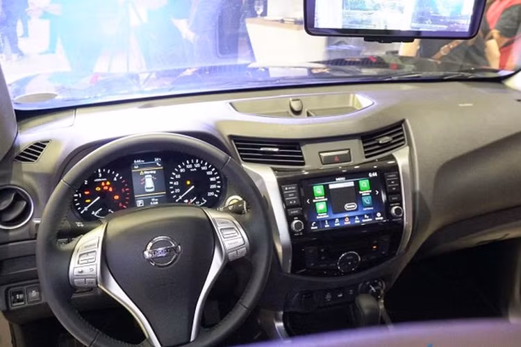 Bên trong nội thất, Nissan Terra 2020 tiếp tục được bảo tồn nguyên khoang nội thất trên phiên bản trước. Sự nâng cấp trên phiên bản 2020 chỉ đến từ việc trang bị thêm hệ thống kết nối điện thoại thông minh qua Android Auto và Apple CarPlay. Ngoài ra, các chi tiết như vô-lăng 3 chấu hình thác nước kèm nút bấm chức năng, đồng hồ công-tơ-mét dạng Analog pha lẫn màn hình LCD màu... đều là những trang bị quen thuộc.