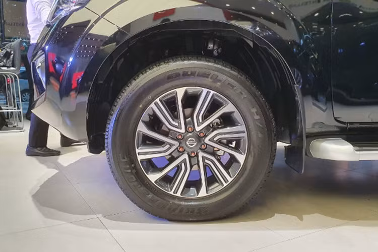 Ngoài ra, bộ mâm kích thước khoảng 19 inch đã được tái thiết kế theo kiểu đa chấu khoẻ khoắn hơn đáng kể. Đáng tiếc là thiết kế đuôi xe của Nissan Terra 2020 không thay đổi nhiều, vẫn khá đơn giản với thanh crôm cỡ lớn trên cửa cốp và cụm đèn hậu ôm trọn 2 góc.