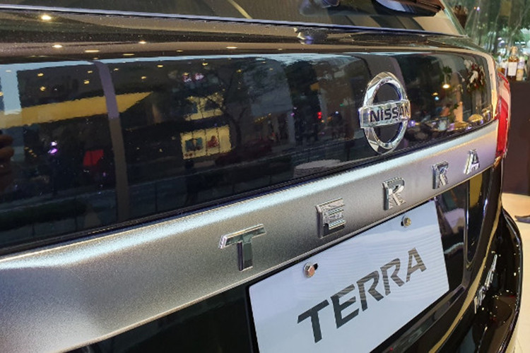 Điểm khác biệt về ngoại thất của mẫu xe này chỉ đến từ 1 số chi tiết nhỏ như mặt ca-lăng mạ chrome tối màu, những đường gân được dập nổi sắc nét và mạnh mẽ hơn. Xe vẫn có góc tiếp cận 32,3 độ và góc thoát 26,6 độ và có khoảng sáng gầm 225 mm được cho là tốt nhất phân khúc.