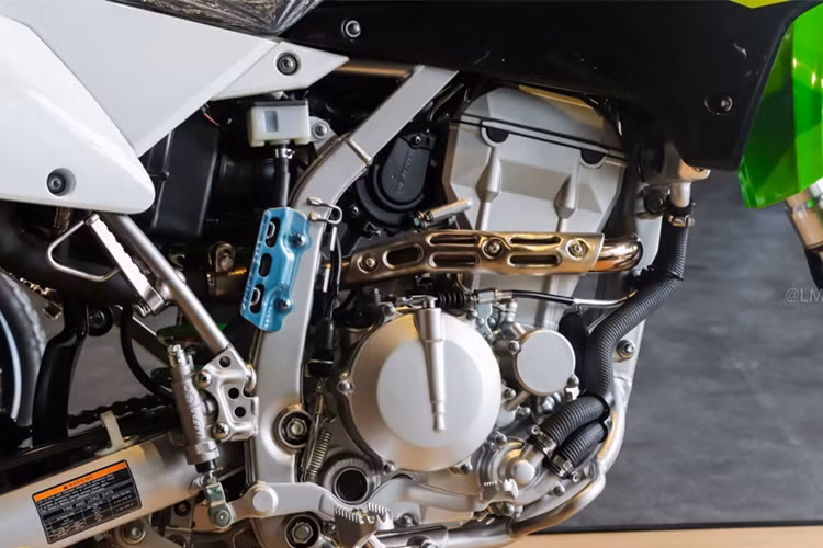 Là một mẫu xe cào cào - môtô địa hình nên KLX250 mới được thiết kế hệ thống ống xả đặt cao, có thể lội qua những vùng nước sâu ngập bánh một cách an toàn. Ở phía sau đuôi, Kawasaki còn bố trí cho xe một chiếc túi mềm để đựng những dụng cụ sửa chữa đơn giản cần thiết.