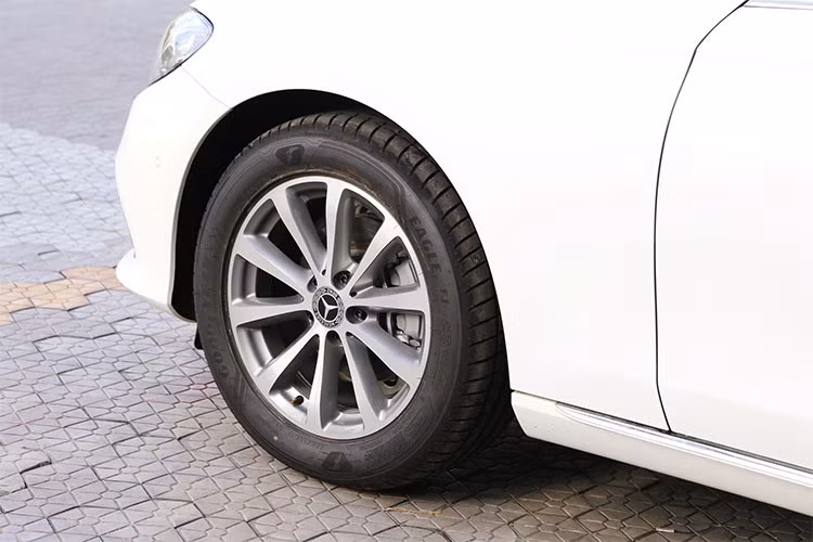 Sự thay đổi dễ nhận biết nhất ở ngoại thất chính là bộ mâm 17 inch với thiết kế 10 chấu mới. E200 sở hữu trục cơ sở và chiều dài tổng thể lần lượt dài hơn 65 mm và 43 mm so với mẫu xe tiền nhiệm. Đuôi xe được nâng cấp thêm một số chi tiết nhỏ nhưng không thay đổi nhiều so với trước.