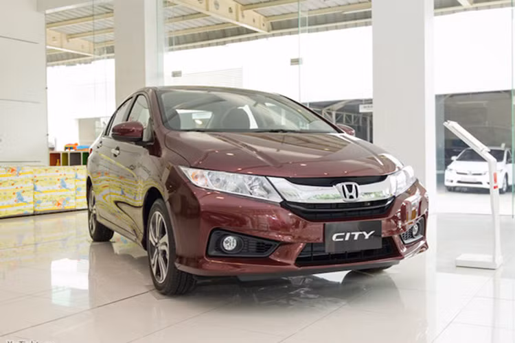 Cùng với hai mẫu xe nhập thì mẫu xe lắp ráp trong nước của Honda - City cũng đang chạy chương trình khuyến mại tại một số đại lý. Theo đó, nhờ nguồn cung ổn định, không bị ảnh hưởng bởi chính sách giá xe nhập khi mua xe City khách hàng sẽ được khuyến mại 20 triệu phụ kiện.