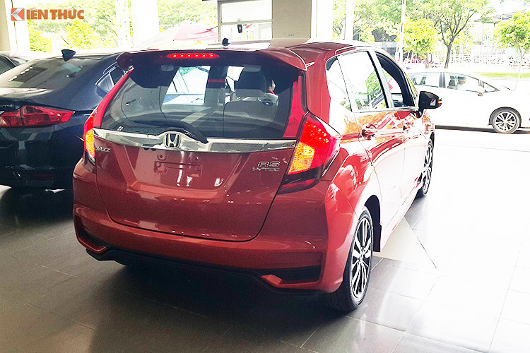 Theo quan sát trên thị trường ôtô Việt từ đầu năm 2019 đến nay, Honda Jazz đang đang khá ế ẩm và được kích cầu mạnh nhất. &#x8;Ở các đại lý Honda phía Bắc, phiên bản VX và RS đang được khuyến mại tới 40 triệu tiền mặt, trong khi đó tại phía Nam thì bản V đang được khuyến mại 10 - 15 triệu tiền phụ kiện. Mặc dù có sự khác biệt vùng miền nhưng nhìn chung Jazz đang là mẫu xe Honda đang được kích cầu mạnh nhất.