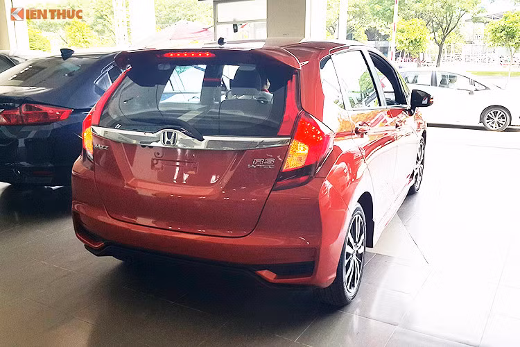 Theo quan sát trên thị trường ôtô Việt từ đầu năm 2019 đến nay, Honda Jazz đang đang khá ế ẩm và được kích cầu mạnh nhất. Ở các đại lý Honda phía Bắc, phiên bản VX và RS đang được khuyến mại tới 40 triệu tiền mặt, trong khi đó tại phía Nam thì bản V đang được khuyến mại 10 - 15 triệu tiền phụ kiện. Mặc dù có sự khác biệt vùng miền nhưng nhìn chung Jazz đang là mẫu xe Honda đang được kích cầu mạnh nhất.