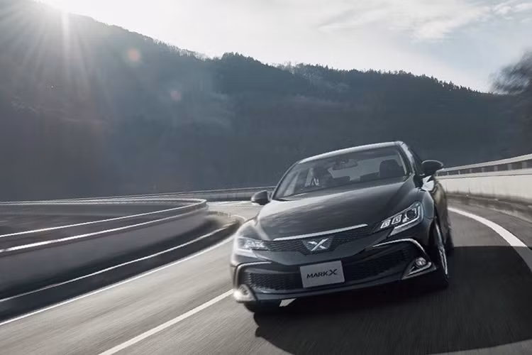 Khi mua Toyota Mark X Final Edition 2019, khách hàng Nhật Bản có thể chọn 1 trong 3 màu sơn ngoại thất là trắng White Pearl Crystal Shine, bạc Silver Metallic và đen Precious Black Pearl. Sau khi khai tử Toyota Mark X, Toyota cũng đang lăm le ý định sẽ loại bỏ thêm dòng xe có vị trí tương tự trong đội hình Lexus là GS.