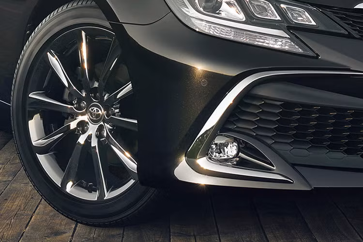 So với bản thường, Toyota Mark X Final Edition 2019 mới se chỉ sở hữu một số chi tiết nội - ngoại thất khác biệt. Cụ thể, Toyota Mark X Final Edition 2019 được trang bị bộ vành hợp kim 18 inch với thiết kế 10 chấu và cản trước dành riêng cho mẫu xe này. 