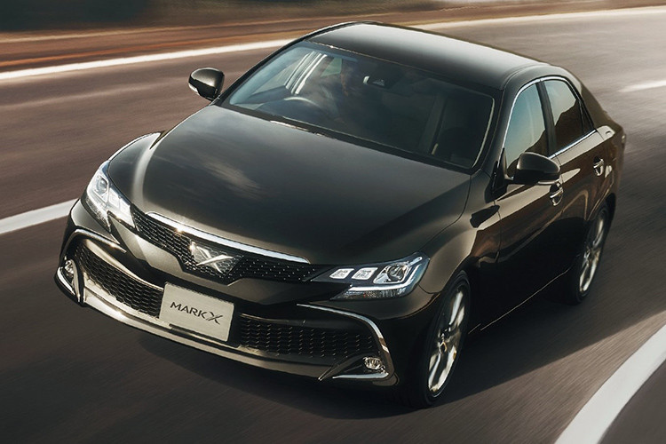 Mẫu xe sedan Toyota Mark X đã có mặt trên thị trường trong suốt hơn 50 năm qua sau khi lần đầu tiên trình làng dưới cái tên Mark II vào năm 1968. Tại thị trường Nhật Bản, Toyota Mark X được định vị cao hơn mẫu sedan cỡ trung Camry. Đáng tiếc là nó sẽ kết thúc hành trình của mình vào tháng 12 này khi bị hãng Toyota "khai tử"
