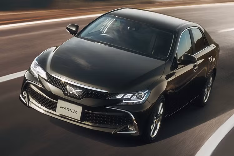 Mẫu xe sedan Toyota Mark X đã có mặt trên thị trường trong suốt hơn 50 năm qua sau khi lần đầu tiên trình làng dưới cái tên Mark II vào năm 1968. Tại thị trường Nhật Bản, Toyota Mark X được định vị cao hơn mẫu sedan cỡ trung Camry. Đáng tiếc là nó sẽ kết thúc hành trình của mình vào tháng 12 này khi bị hãng Toyota "khai tử"