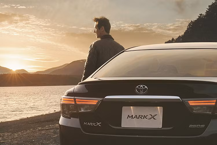 Để tiễn biệt dòng sedan thể thao dẫn động cầu sau nổi tiếng của mình, hãng Toyota mới đây đã tung ra phiên bản đặc biệt có tên Mark X Final Edition 2019 tại thị trường nội địa Nhật. Theo hãng xe ôtô Toyota, Mark X Final Edition sẽ được chia thành 2 phiên bản là 250S (dẫn động cầu sau) và 250S Four (dẫn động 4 bánh).
