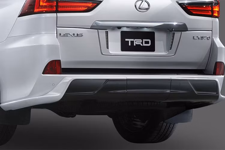 Theo hãng xe sang Lexus, lưới tản nhiệt và cản va trước cải tiến của LX570 TRD 2017 có giá 230.000 Yên (47,2 triệu đồng) tại thị trường Nhật Bản. Con số tương ứng của bộ vành hợp kim là 750.000 Yên (154 triệu đồng). Cánh gió trên cản va sau giá 76.600 Yên (15,7 triệu đồng).