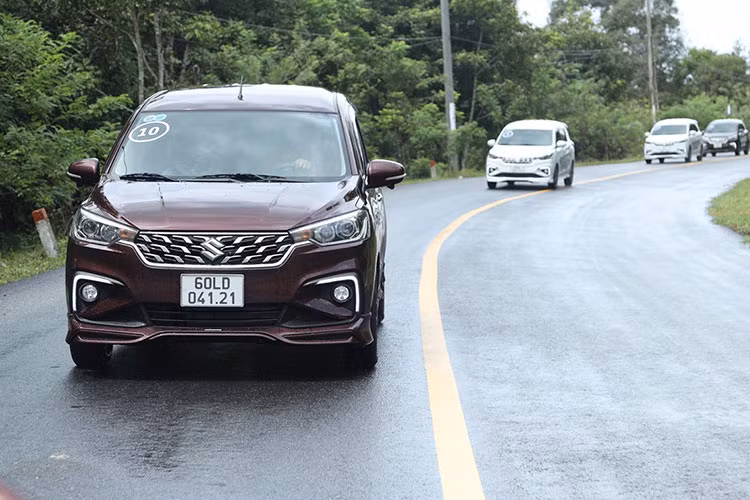 Suzuki Hybrid Ertiga - 3 ly do khien dan do thi thu la thich