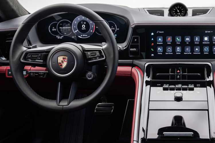 Vô lăng của phiên bản mới được tích hợp nút chọn chế độ lái cũng như đồng hồ trên đầu bảng điều khiển và màn hình hiển thị head-up tùy chọn. Các chức năng lạ mắt khác bao gồm hệ thống chiếu sáng xung quanh liên tục dọc theo toàn bộ bảng điều khiển trung tâm, vật liệu xốp bọc ghế được cải tiến, có nhiều tùy chọn về màu sắc và vật liệu hơn.