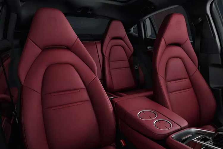 Không chỉ sở hữu các tính năng hiện đại ở hàng ghế trước, hàng ghế sau của Panamera cũng sở hữu hộc đựng đồ, màn hình cảm ứng điều khiển một số chức năng nhất định trong xe; các trang bị này được lắp đặt giữa hai hàng ghế.