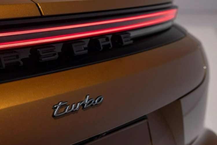 Ở thế hệ mới, xe được trang bị 4 biến thể E-Hybrid, tất cả đều có động cơ điện mạnh hơn đi cùng hộp số ly hợp kép mới. Tuy nhiên, ở thời điểm hiện tại, Porsche mới chỉ công bố thông số của động cơ dùng cho Panamera bản Turbo E-Hybrid.