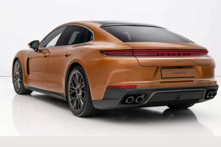 Porsche Panamera được trang bị gói an toàn chủ động Porsche InnoDrive mang đến khả năng lái bán tự động cấp độ cao hơn. Cùng với đó là hệ thống Remote ParkAssist, cho phép người lái đỗ xe điều khiển từ xa thông qua điện thoại thông minh.