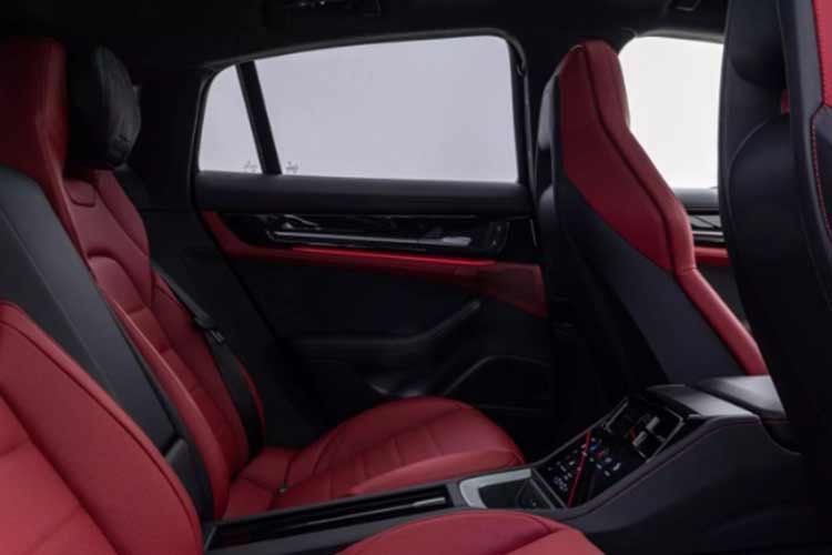 Cũng giống như mẫu SUV Cayenne, cần số thông thường trên bảng điều khiển trung tâm của Panamera đã bị lược bỏ và thay thế bằng một công tắc dạng bật tắt nằm phía sau vô lăng, nhờ vậy mà mẫu xe có không gian cho một hộc đựng đồ lớn hơn.