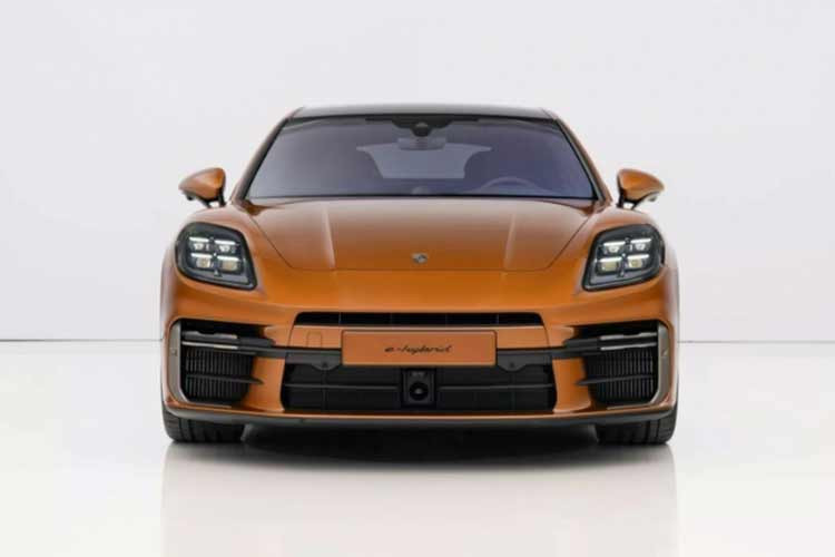 Để dễ dàng phân biệt với các bản khác, Porsche Panamera bản Turbo E-Hybrid cao cấp sẽ có những đặc điểm riêng biệt như: cửa hút gió đặc biệt, bộ khuếch tán cùng màu thân xe và ống xả màu đồng. Các cánh gió phía trước, khung cửa sổ và dòng chữ Turbo trên cửa sau của Porsche Panamera 2024 được hoàn thiện bằng màu Turbonite mới.