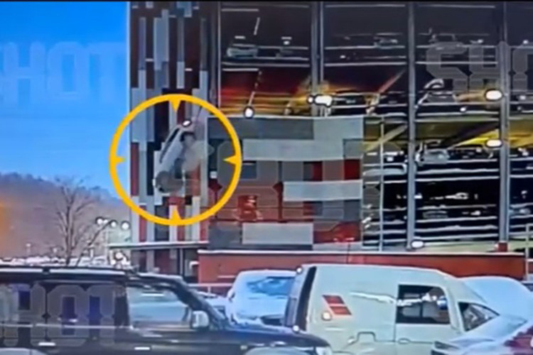 Volkswagen Touareg lao tu tang 4 xuong dat, tai xe an toan