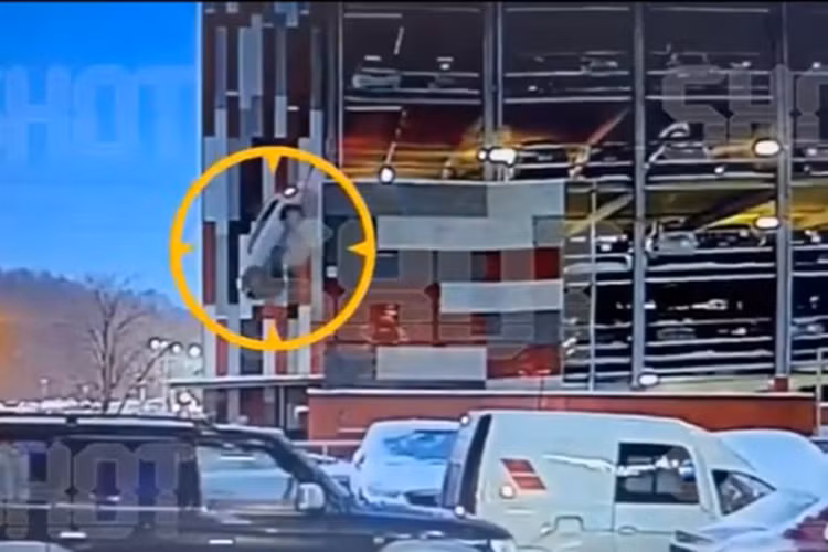 Volkswagen Touareg lao tu tang 4 xuong dat, tai xe an toan