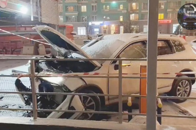 Volkswagen Touareg lao tu tang 4 xuong dat, tai xe an toan-Hinh-2