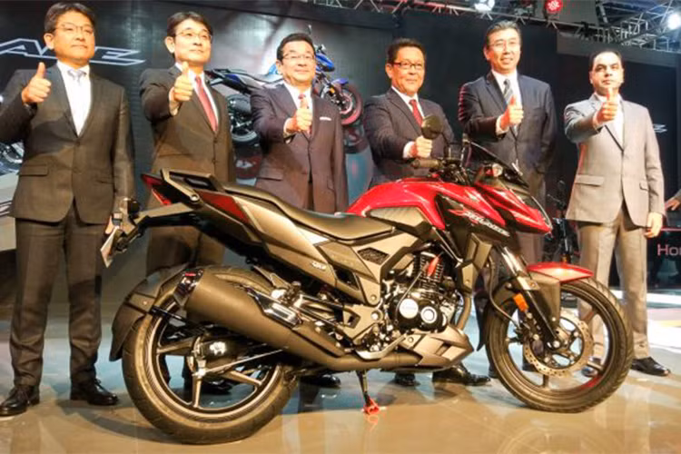 Mẫu xe môtô Honda X-Blade 2018 là sản phẩm mới nhất Honda hướng đến đối tượng khách hàng trẻ tuổi hiện nay. Sau màn ra mắt tại triển lãm Auto Expo 2018 tại Ấn Độ, Honda Ấn Độ vừa thông báo cho phép khách hàng có nhu cầu có thể đặt hàng ngay tại các đại lý Honda tại Ấn Độ, việc giao hàng sẽ bắt đầu diễn ra vào đầu tháng 3/2018 tới đây.