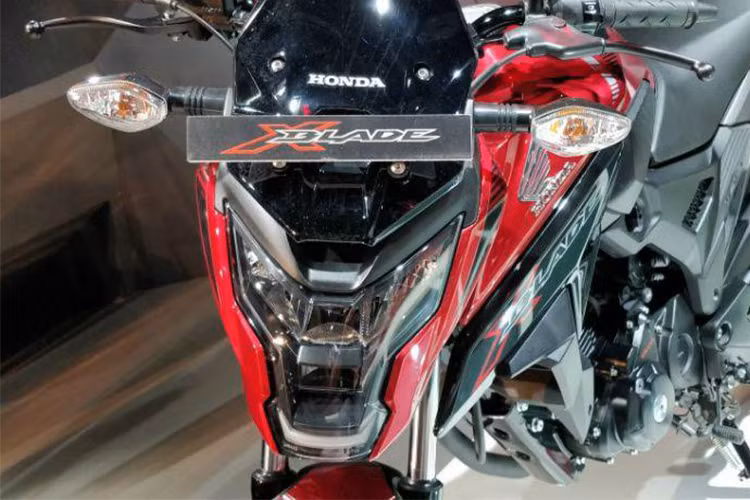 Ở phần đầu xe, cả hệ thống đèn pha và đèn hậu đều có dạng LED hiện đại. Riêng phần đầu còn được tạo hình như bộ mặt của một robot trong phim khoa học viễn tưởng - khá giống thiết kế được áp dụng cho "người anh em" Honda Sonic 150R, CB150R Streetfire hay MSX125 hiện tại.