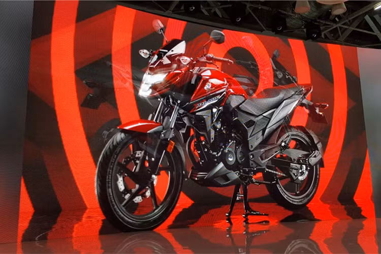 Về tổng thể, mẫu naked-bike X-Blade mới được hãng Honda thiết kế hướng đến các khách hàng trẻ tuổi, xe có dáng hơi chồm ra trước tạo nét thể thao. Xe được tạo nên từ nhiều chi tiết được thiết kế liền mạch với kích thước tổng thể dài, rộng, cao lần lượt là 2.041mm x 783mm x 1.067mm. 