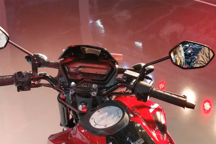 Xe sử dụng bảng đồng hồ full LCD được "bê nguyên" từ chiếc sportbike Honda CB150R sang, và có cả chế độ báo tới thời kỳ bảo dưỡng. Một số tính năng nổi bật khác của Honda X-Blade 160 gồm ống xả 2 buồng, đèn cảnh báo (hazard) và bộ xích với gioăng đặc biệt giữa các mắt, khiến tuổi thọ tăng lên gấp 1,6 lần so với xích thường.