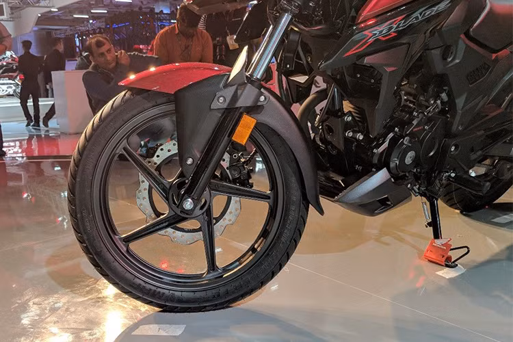 X-Blade sử dụng hệ thống treo gồm phuộc ống lồng ở trước và giảm xóc lò xo trụ đơn phía sau. Cùng với đó là bộ mâm 5 cánh xoắn với thiết kế khá thể thao, đều có đường kính 17 inch và sử dụng lốp không săm của hãng MRF. Lốp trước có bản rộng 80mm, trong khi lốp sau rộng tới 130mm