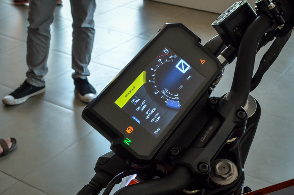 Trong khi đối thủ còn dùng đồng hồ analog kết hợp màn hình điện tử hiển thị đa thông tin, KTM 390 Duke đã chuyển sang sử dụng màn hình điện tử hoàn toàn, cung cấp nhiều thông tin như vòng tua, số đang chạy, tốc độ, quãng đường thời gian, chế độ lái... Tùy theo điều kiện ánh sáng, màn hình tự điều chỉnh độ sáng để người lái dễ quan sát.