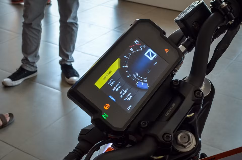 Trong khi đối thủ còn dùng đồng hồ analog kết hợp màn hình điện tử hiển thị đa thông tin, KTM 390 Duke đã chuyển sang sử dụng màn hình điện tử hoàn toàn, cung cấp nhiều thông tin như vòng tua, số đang chạy, tốc độ, quãng đường thời gian, chế độ lái... Tùy theo điều kiện ánh sáng, màn hình tự điều chỉnh độ sáng để người lái dễ quan sát.