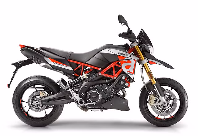 Hiện giá bán Aprilia Dorsoduro 900 2018 vẫn chưa được công bố tuy nhiên chắc chắn nó sẽ tạo sức hút lớn đối với những tín đồ đam mê domngf xe môtô đa dụng này. Tại thị trường môtô phân khối lớn hiện nay, mẫu xe này sẽ là đối thủ cạnh tranh trực tiếp của Ducati Hypermotard 939 và Suzuki V-Strom.