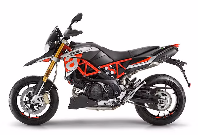 Từng xuất hiện tại triển lãm EICMA 2016, hãng xe máy Aprilia đã chính thức vén màn mẫu xe supermotard mới có tên Dorsoduro 900 2018. Đây được xem là mẫu môtô thay thế đàn anh Apirlia Dorsoduro 750 cũ. Mới đây, hãng Aprilia đã công bố thêm những thông tin chi tiết hơn về mẫu tân binh Aprilia Dorsoduro 900 2018.